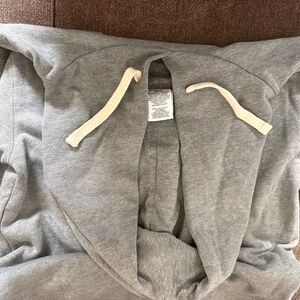 Hooded gray Chicago Bears sweatshirt